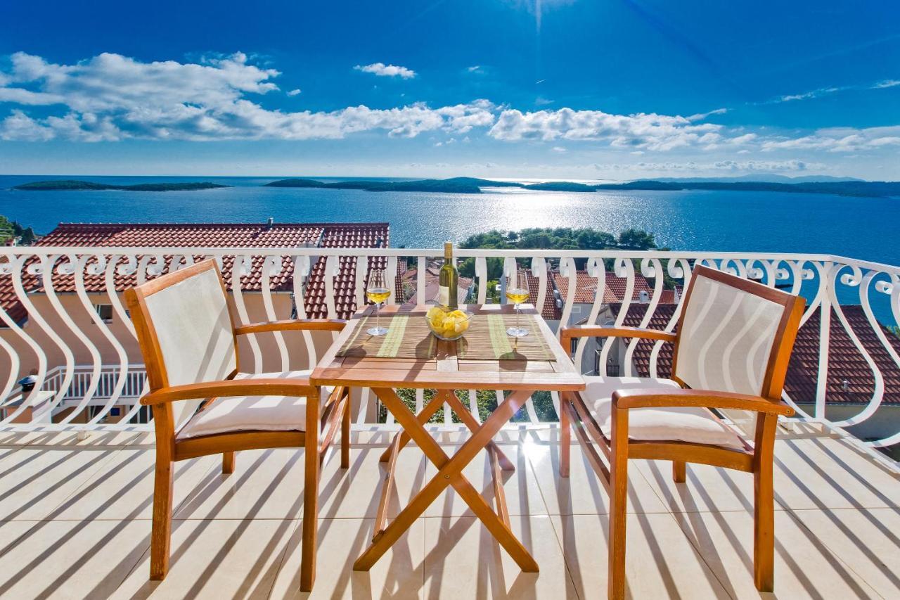 Apartments Tatjana Dominis ฮวาร์ ภายนอก รูปภาพ