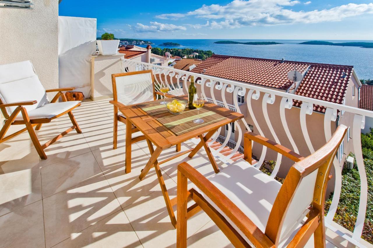 Apartments Tatjana Dominis ฮวาร์ ภายนอก รูปภาพ